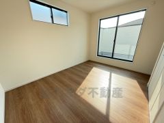 主寝室としても利用できる洋室は日当たり良好です。温かい光の差し込むゆとりのある居室をぜひ現地にてご確認くださいませ＾＾