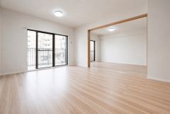 大きな掃き出し窓のあるリビングは、陽光あふれる明るい空間です。ゆったりと寛げる憩いの場となりそうです。