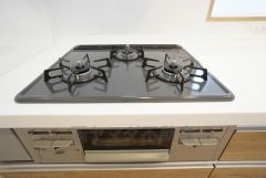 3種類の料理が同時に調理できる、3口ガスコンロ。忙しい夕食の支度時間が短縮できて嬉しいですね。