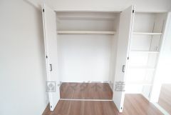 大きめのクローゼットと横に棚もあるためすっきりと整理整頓できるので気持ちよくすごせます＾＾