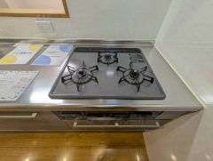 3種類の料理が同時に調理できる、3口ガスコンロ。忙しい夕食の支度時間が短縮できて効率よくお料理が楽しめます。 