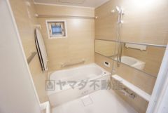 1日の疲れを癒すくつろぎのバスルーム。追い焚き機能つきなのでお風呂に入る時間がバラバラでも安心です。