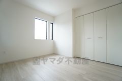 木の温もりがやさしいフローリングとシンプルなクロスで、住む人のこだわりを活かす洋室＾＾広めのクローゼットもあり荷物もすっきり片付けられ、ゆとりのある暮らしが出来ます＾＾