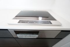 お手入れがラクラクなIHヒーターを採用。3口なので効率よくお料理ができます。