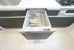 炊事時間を大幅に短縮できる食器洗浄乾燥機付き＾＾食器を洗う手間が減るので家族とのコミュニケーションの時間や自分の時間が増えますね。