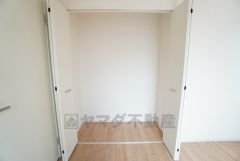 洋室にはハンガーパイプ付きのクローゼットが設けられています。たっぷり収納できるので衣替えの心配もいりませんね＾＾