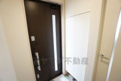 ご家族の靴をスッキリと収納できそうなシューズボックス付きの玄関。