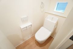 1階2階の2ヶ所にトイレがありますので、忙しい朝にも家族に気を使わず、ゆとりが生まれますね＾＾ 小窓付きで換気する時に便利です＾＾
