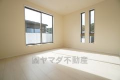 主寝室としてお使いいただけそうなこちらのお部屋は、日当たりが良く、爽やかな風を感じて起きる朝は、快適生活の始まりに。
