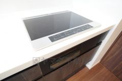 お手入れのしやすいIHクッキングヒーターです。3口コンロなので、効率よくお料理が楽しめます。毎日のお料理も楽しくなりますね＾＾