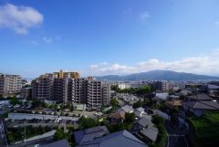 バルコニーからの眺望です＾＾目の前を遮る建物がないので見晴らしがいいですね。心地よい自然の光や風を感じることができ、ほどよく開放感のある空間＾＾遠くには山も見えます。