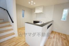 窓から光が差し込む明るいダイニングです＾＾