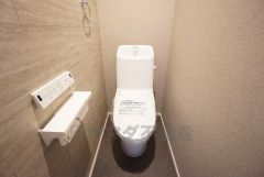 ウォシュレット、暖房便座、節電・節水機能など、使い勝手のよい高機能トイレです。アクセントクロスで落ち着く空間＾＾