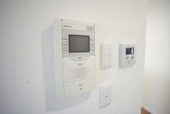 防犯はもちろん、セールスマン対策にもなるモニター付きインターホンです。お子さん1人での留守番時にも活躍しそうです。