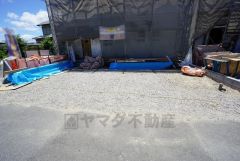 カースペースは停めやすい並列駐車2台付きです。 ご夫婦で一台ずつ所有できます。 敷地面積広々55坪以上。