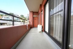 広々としたバルコニー。 天気のいい日にはお布団もまとめて干せそうですね＾＾