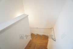 お子様も高齢の方も安心して上り下りができる手摺がついた安心設計です。