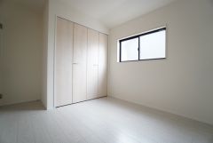 採光を確保した明るい室内は、風通しも良く、大変居心地の良い空間となっております。日当たりがよく、子供部屋としての利用もおすすめ。
