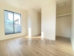 バルコニーに面した6.5帖の洋室です。日当たりがよく、寝室としての利用もおすすめです＾＾ウォークインクローゼット付き。