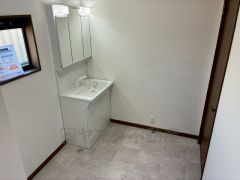 ランドリースペース上部には窓も付いており換気に便利です＾＾