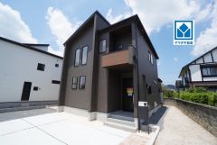 イオンモール筑紫野まで車4分(2ｋｍ)。シンプルでいつまでも飽きのこないデザインが周囲の環境に調和し、どんなご家族にもフィットするデザインです。