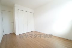 明るい洋室です。ナチュラル色のフローリングで開放的な優しい雰囲気になっています＾＾ベッドや机、ＴＶを置いてもゆとりのある広さです＾＾