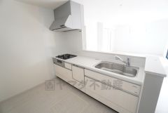 対面式キッチンなのでリビングにいるご家族とコミュニケーションを取りながら洗い物や、お料理が楽しめそうですね＾＾