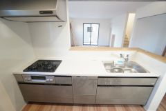 対面式キッチンなのでリビングにいるご家族とコミュニケーションを取りながら洗い物や、お料理が楽しめそうですね＾＾