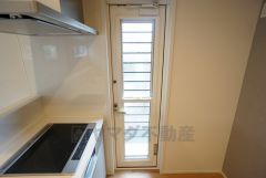 勝手口付きキッチンでごみの仮置きができ、生ごみ等においの悩みが解消されますね＾＾