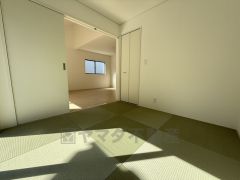 リビング隣には、ホッとできる和室を用意。客間としてはもちろん、お子様のお昼寝スペースや書斎としても活躍してくれそうです＾＾