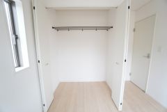 洋室にはラック付きのクローゼットが設けられています。たっぷり収納できるので衣替えの心配もいりませんね＾＾全居室収納付き。 