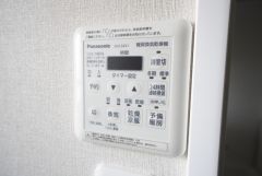 雨の日の洗濯も安心できる浴室暖房乾燥機付き浴室。リモコンで操作もボタン1つで簡単。