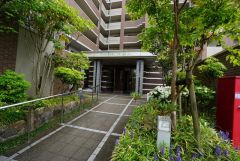 清掃の行き届いたきれいなエントランス。