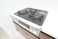 3種類の料理が同時に調理できる、3口ガスコンロ。忙しい夕食の支度時間が短縮できて効率よくお料理が楽しめます。