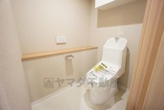 ウォシュレット、暖房便座、節電・節水機能など、使い勝手のよい高機能トイレです。トイレットペーパーの予備などを収納できる棚が付いています。