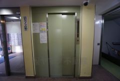 エレベーター完備。重たい荷物を持っていても楽に上り下りできますね。週末にまとめ買いしても安心です。