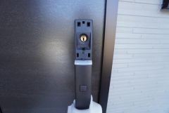 かざすだけで開閉できる、タッチキー採用の玄関。お買い物帰りで、両手がふさがってきても簡単に中に入れます＾＾