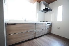 対面式キッチンなのでリビングにいるご家族とコミュニケーションを取りながら洗い物や、お料理が楽しめそうですね＾＾