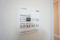 浴室暖房乾燥機付き。天候に左右されず、いつでも好きなときに洗濯物を干せるので、仕事や家事で忙しい方に重宝します。
