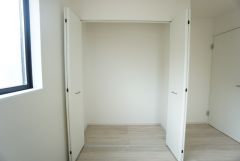 洋室にはハンガーパイプ付きのクローゼットが設けられています。たっぷり収納できるので衣替えの心配もいりませんね＾＾
