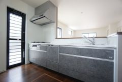 使い勝手の良いシステムキッチン。対面式キッチンからはリビングにいる家族の様子が確認できて安心です＾＾