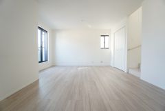 大きな掃き出し窓のあるリビングは、陽光あふれる明るい空間です。ゆったりと寛げる憩いの場となりそうです。