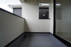 幅広のインナーバルコニーは急な雨から洗濯物を守りやすく、眩しすぎる日差しも和らげます。