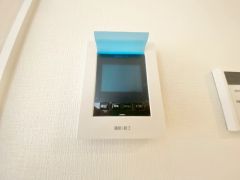 防犯はもちろん、セールスマン対策にもなるモニター付きインターホンです。お子さん1人での留守番時にも活躍しそうです。