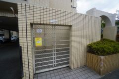しっかりと扉の閉まるゴミ置き場。ゴミが散らかる心配もありません。エントランスの外まで管理が行き届いた綺麗なマンションです。