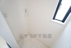 ランドリースペース上部には窓も付いており換気に便利です＾＾