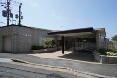 清掃の行き届いたきれいなエントランス。 ベビーカーや車椅子でもスムーズにすれ違えるワイドな通路幅を確保。大きな荷物がある際もストレスなく通り抜けられます＾＾ 