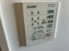 浴室暖房乾燥機には、暖房、乾燥、涼風、換気の4つの機能が付いています。タイマー付きです。換気・雨の日の洗濯も安心です＾＾