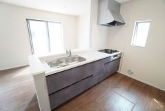 対面式カウンターキッチンでお子様の様子が見守れます。 家族とのコミュニケーションも活発になりますね＾＾