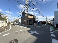 前面道路は西側、南東側約5.9～6.1ｍの公道に面しています＾＾